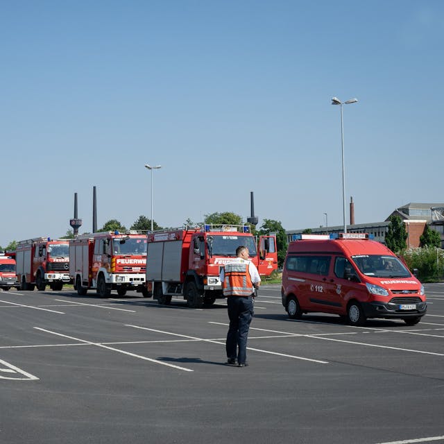 Mehrere Feuerwehrfahrzeuge stehen in einer Reihe.