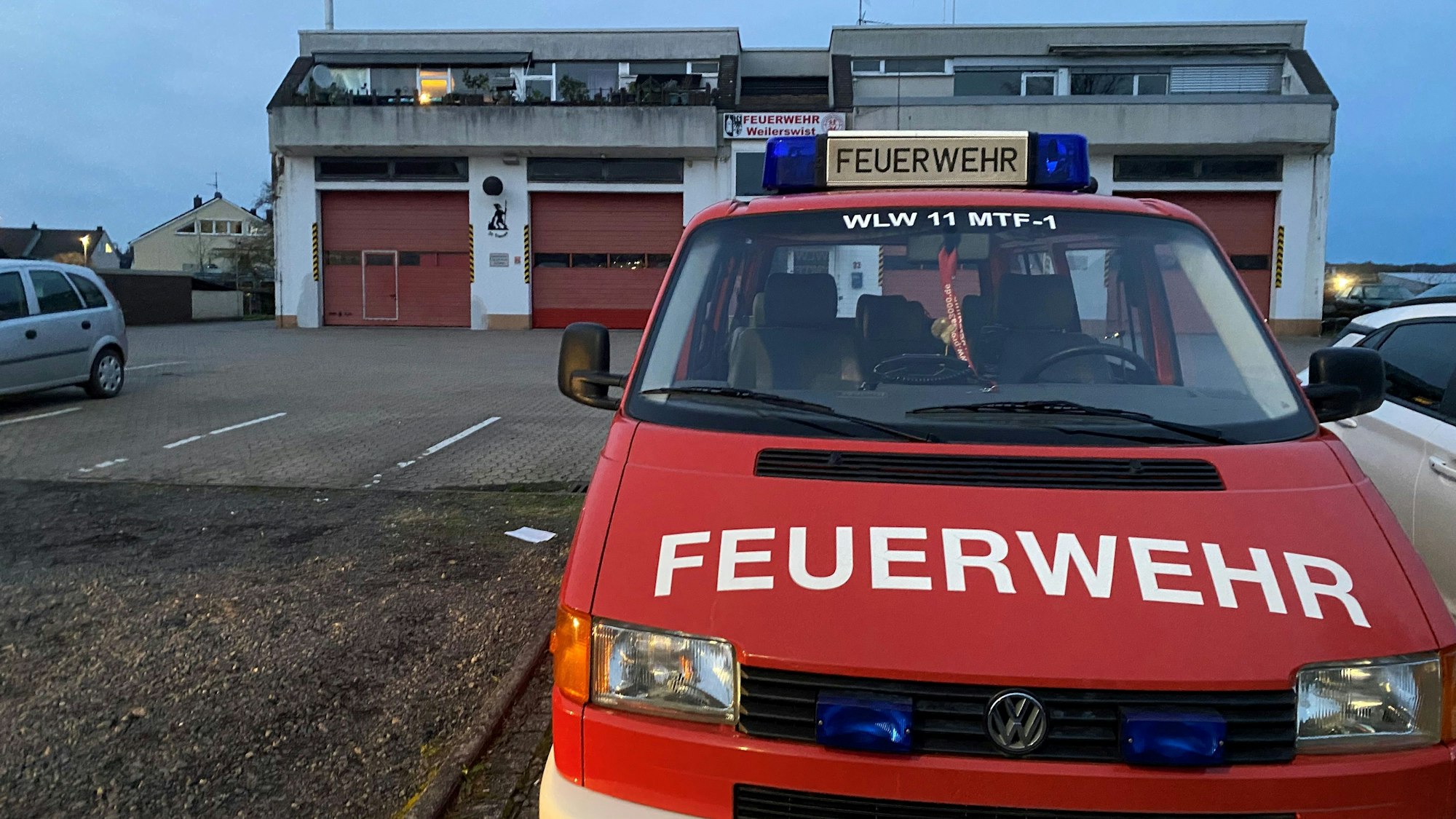 Ein Bild der alten Feuerwache in Weilerswist. Im Vordergrund steht ein Feuerwehrauto.