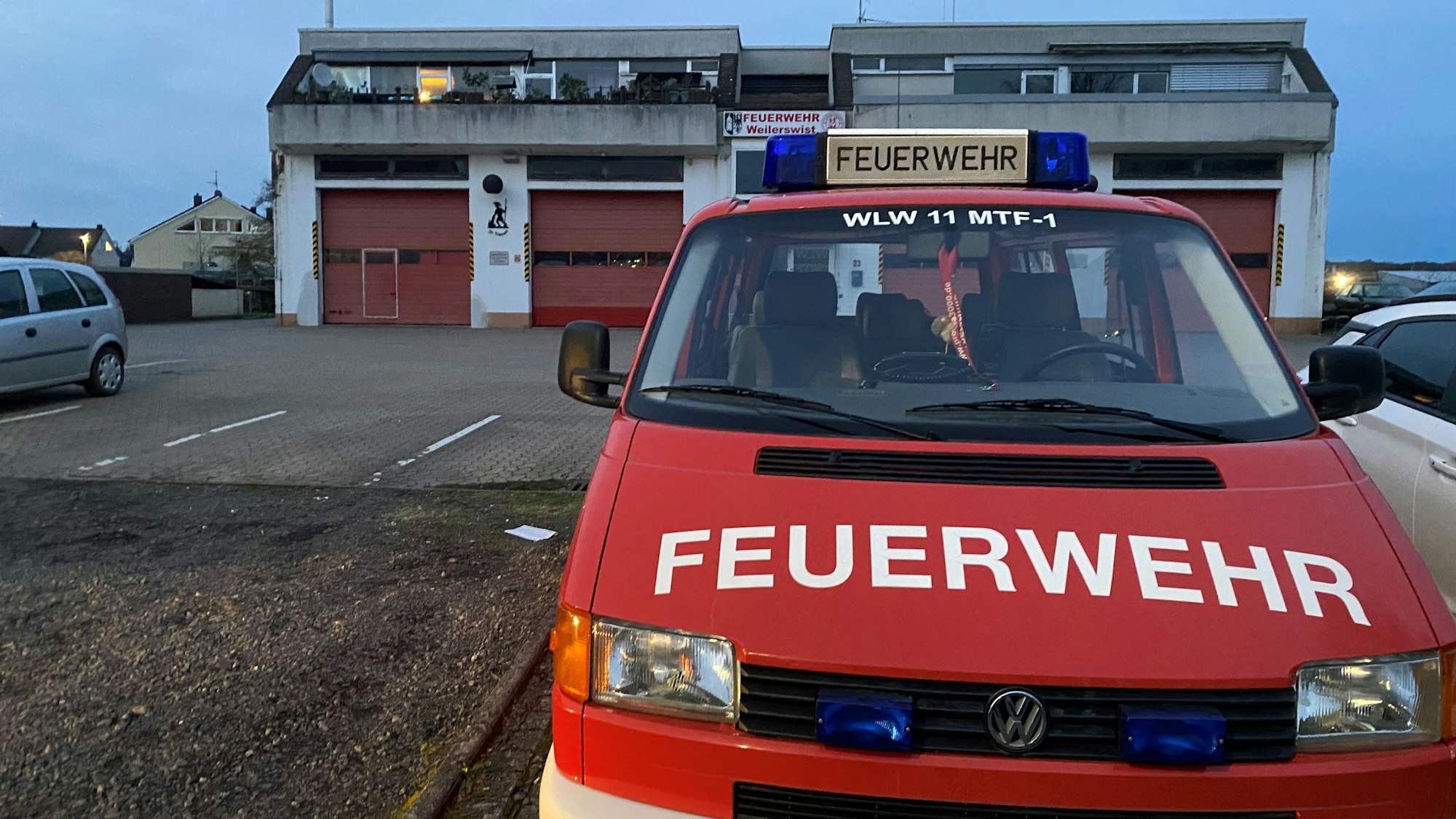 Ein Feuerwehrauto steht vor der Wache am Rathaus in Weilerswist.