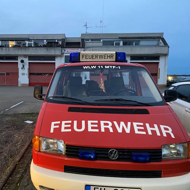 Ein Feuerwehrauto steht vor der Wache am Rathaus in Weilerswist.&nbsp;