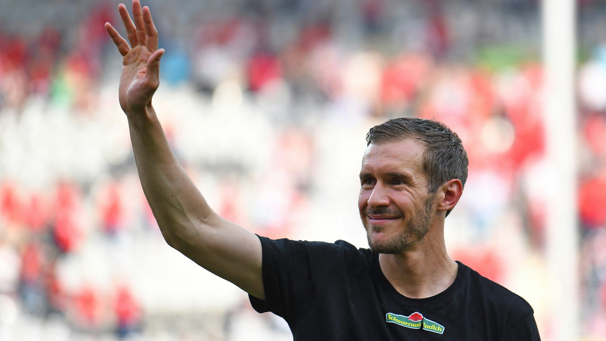 ulian Schuster von Freiburg winkt nach seinem Abschied den Fans zu.