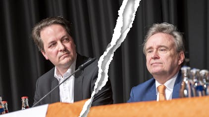 Riss in der Kölner CDU: Karl Mandl (links), neuer Parteichef der Kölner CDU, auf dem Podium bei der Mitgliederversammlung. Daneben sein Vorgänger Bernd Petelkau.
