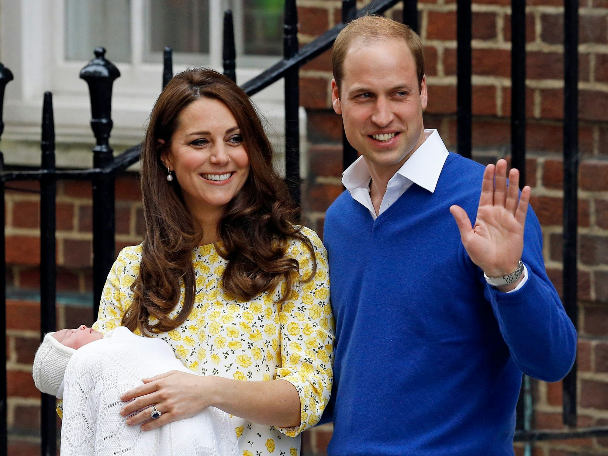 Kate, Prinzessin von Wales, und William, Prinz von Wales, und ihre neugeborene Prinzessin, als sie im Mai 2015 den exklusiven Lindo Wing des St. Mary's Hospital verlassen.