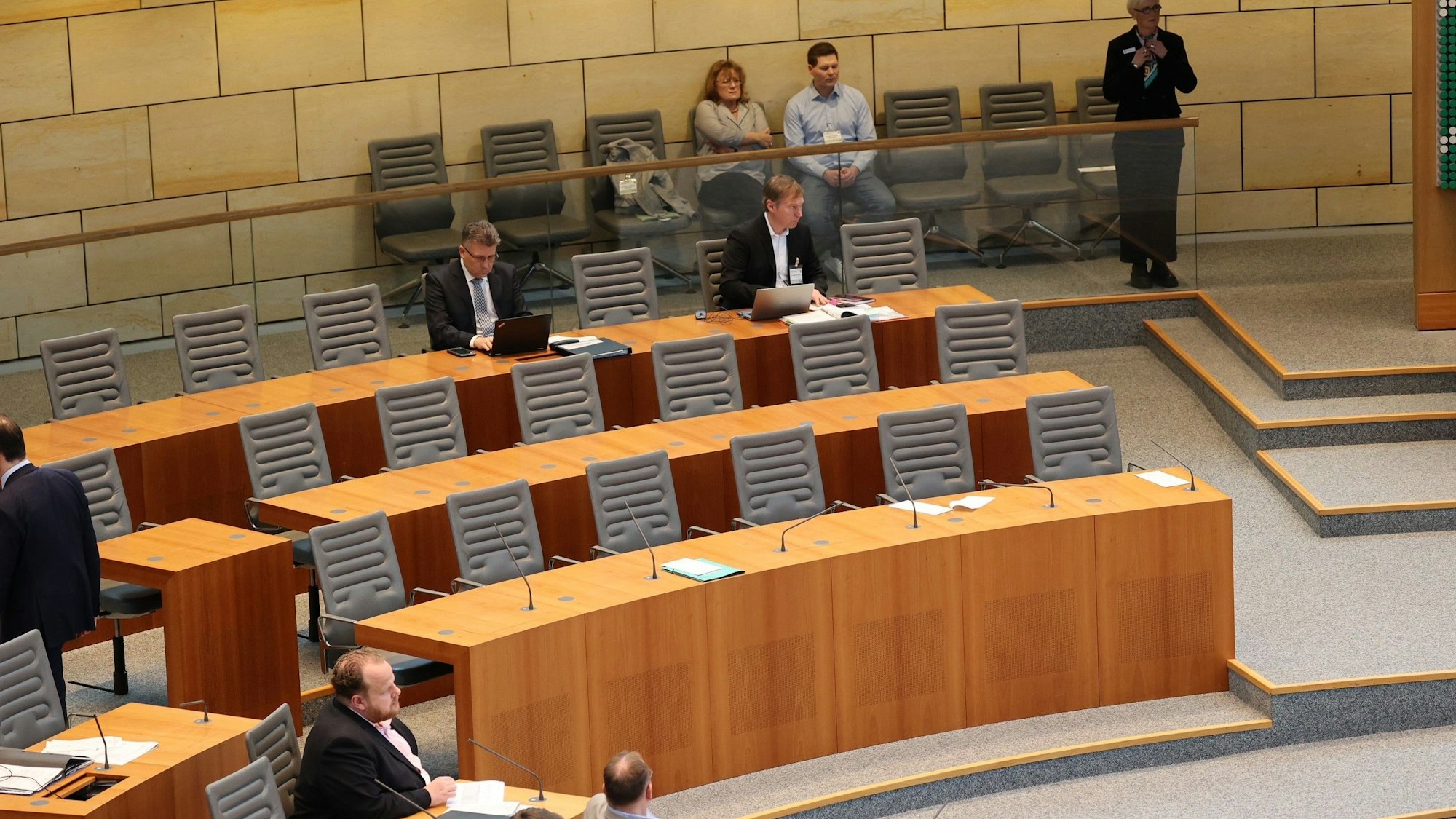 Leere Regierungsbank im NRW-Landtag