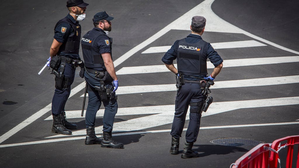 Polizisten mit Atemschutzmasken stehen vor dem Hotel H10 Costa Adeje Palace auf Teneriffa.&nbsp;