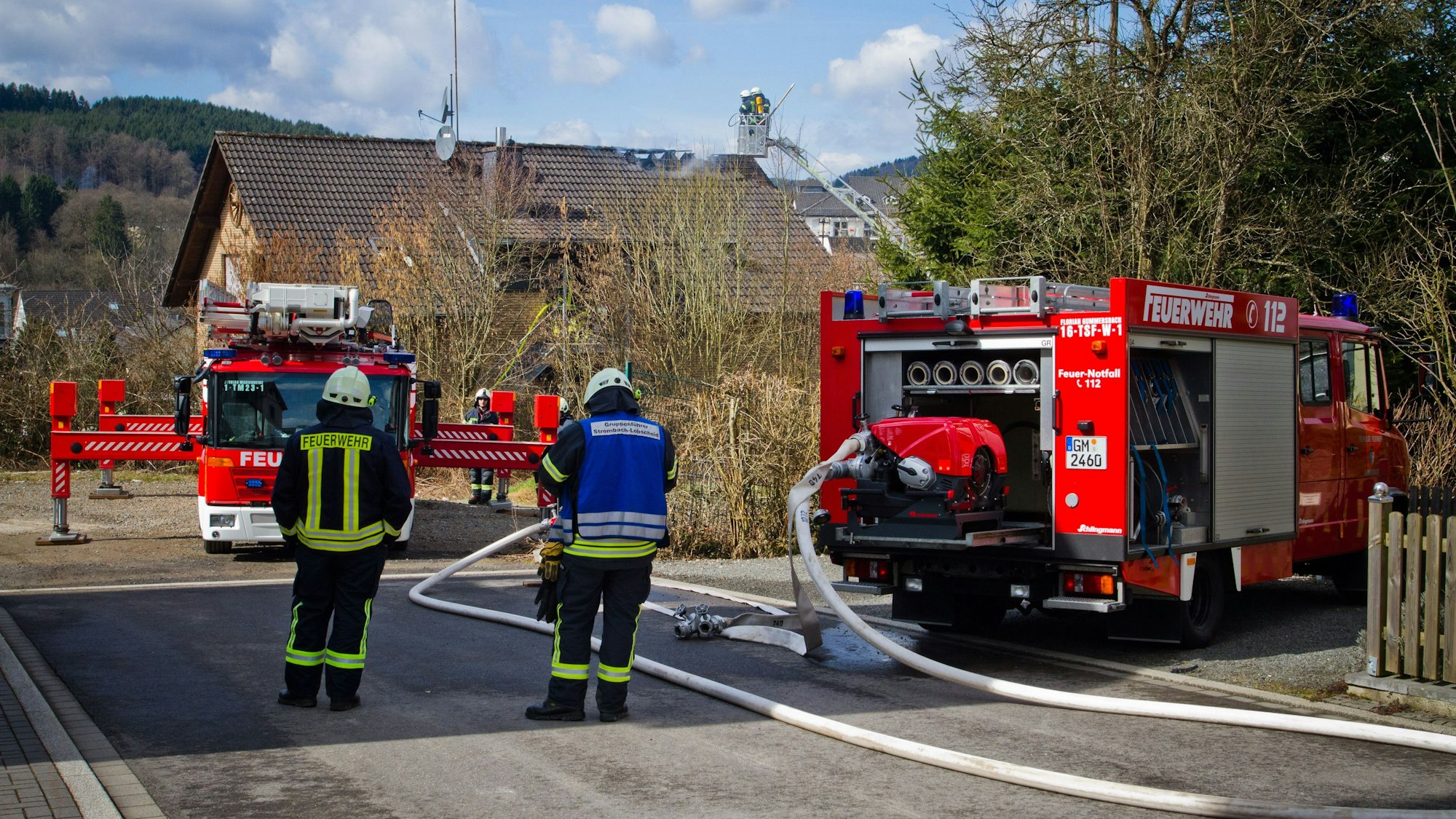 Feuerwehrleute bei Löscharbeiten bei einem Wohnhausbrand in Gummersbach.