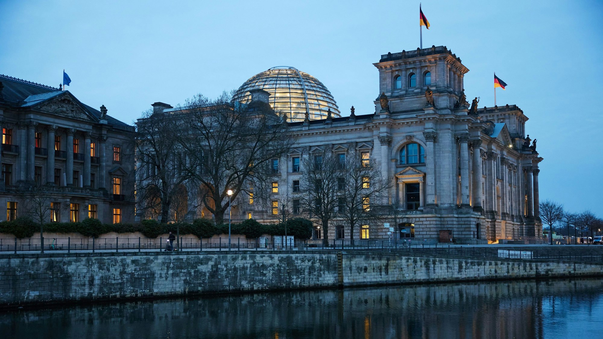 Blick am frühen Morgen auf das Reichstagsgebäude.