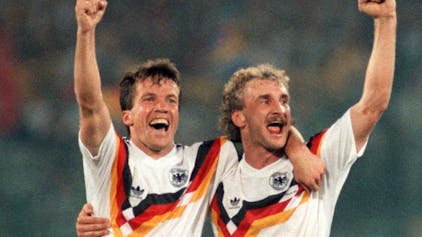 Wenn Deutschland Weltmeister wurde, trug man Adidas, hier Kapitän Lothar Matthäus und Stürmer Rudi Völler 1990 in Rom