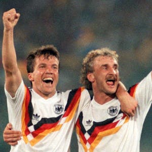 Wenn Deutschland Weltmeister wurde, trug man Adidas, hier Kapitän Lothar Matthäus und Stürmer Rudi Völler 1990 in Rom
