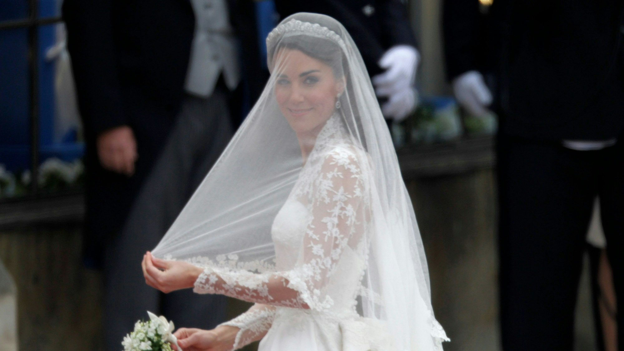 Kate Middleton trifft zu ihrer Hochzeitszeremonie ein