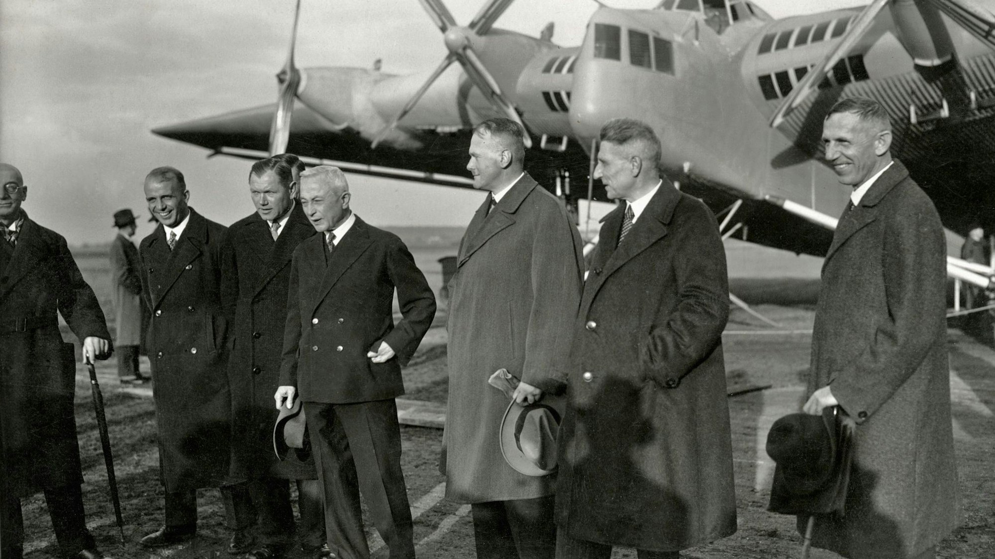 Prof. Junkers, Mader, Schleissing, Brauer u.a. bei der Präsentation der G 38 am 9. Nov. 1929 Prof. Junkers mit Mitarbeitern bei der Präsentation der G 38 am 9. Nov. 1929. 