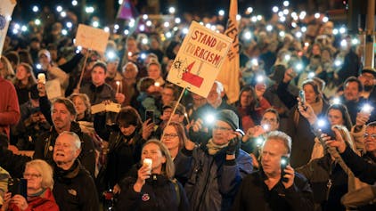 Höhepunkt der Kundgebung an der Bastei war ein Lichtermeer aus Handys und Kerzen.