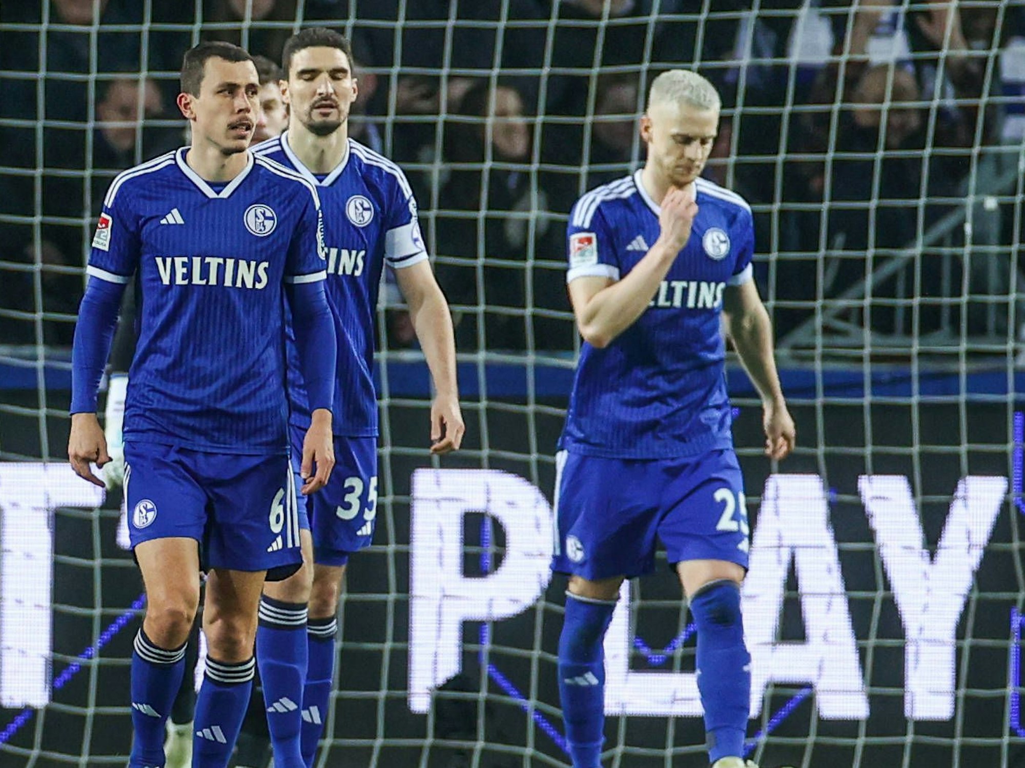 Ron Schallenberg, Marcin Kaminski und Timo Baumgartl machen im Schalke-Trikot lange Gesichter.