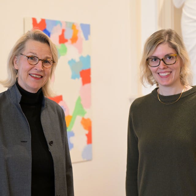 Petra Oelschlägel (l.) übergibt die Leitung des Kunstmuseums Villa Zanders in Bergisch Gladbach an Ina Dinter.