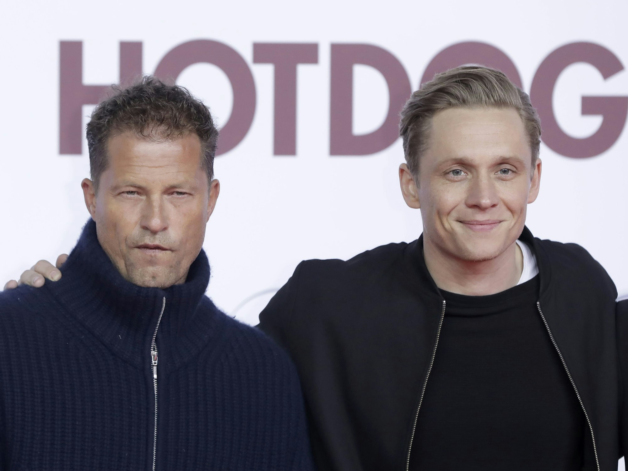 Die Schauspieler Til Schweiger (l) und Matthias Schweighöfer kommen am 09.01.2018 in Berlin zur Weltpremiere des Kinofilms Hot Dog.