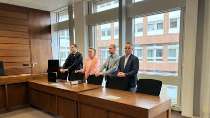 Streit um Deutzer Kirmes landet vor Gericht: Die Aufsichtsratsvorsitzende und zwei Vorstandsmitglieder mit Anwalt der GKS auf der Klägerbank im Landgericht Köln.