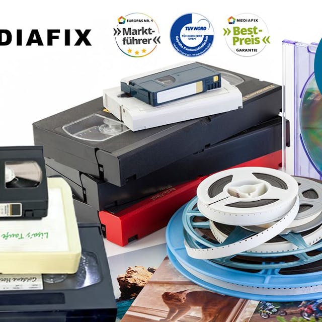 Videokassetten, VHS, MiniDV, Kassetten, Fotos, Tonbänder, Schmalspurfilme liegen auf einem Haufen.