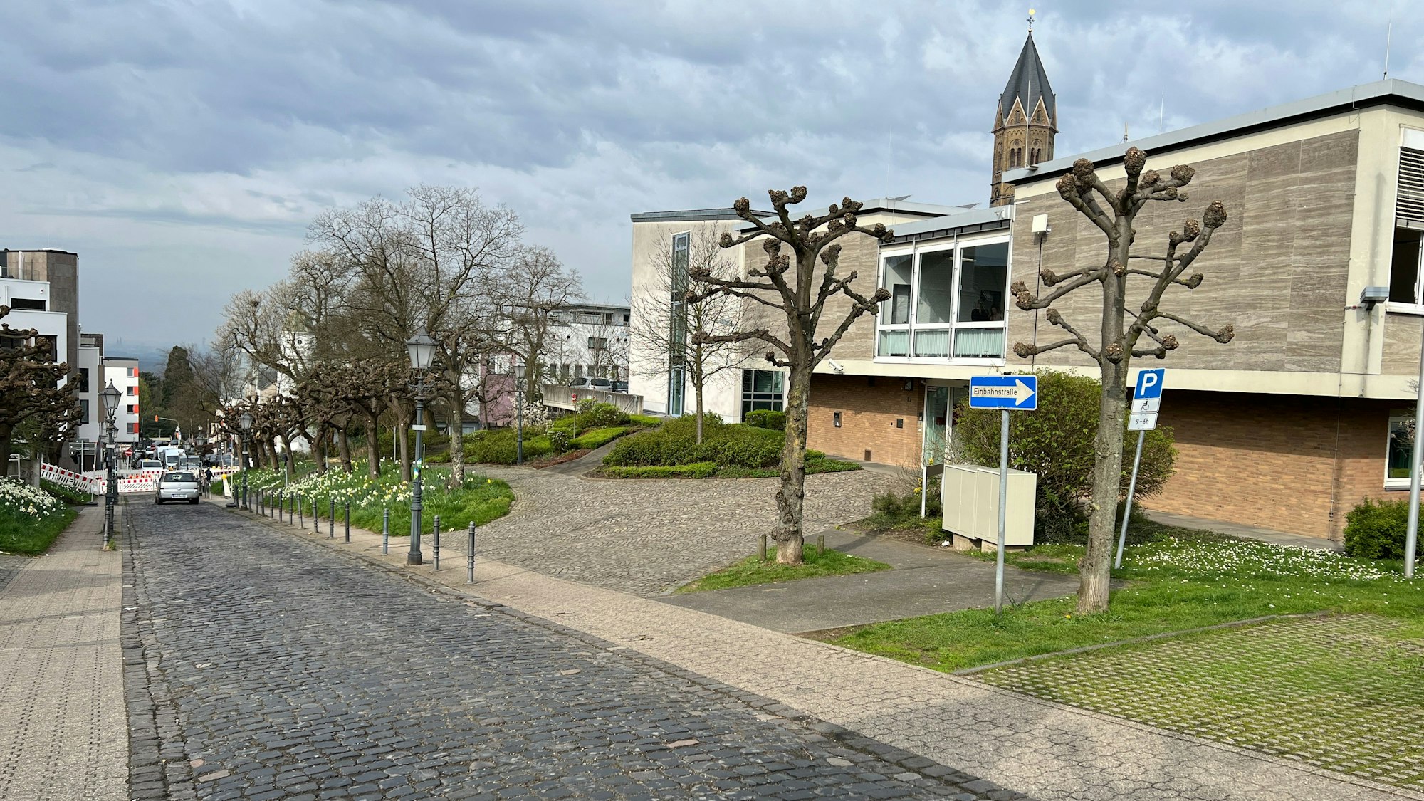 Das Bensberger Amtsgericht an der Schloßstraße, die zurzeit eine Sackgasse ist.