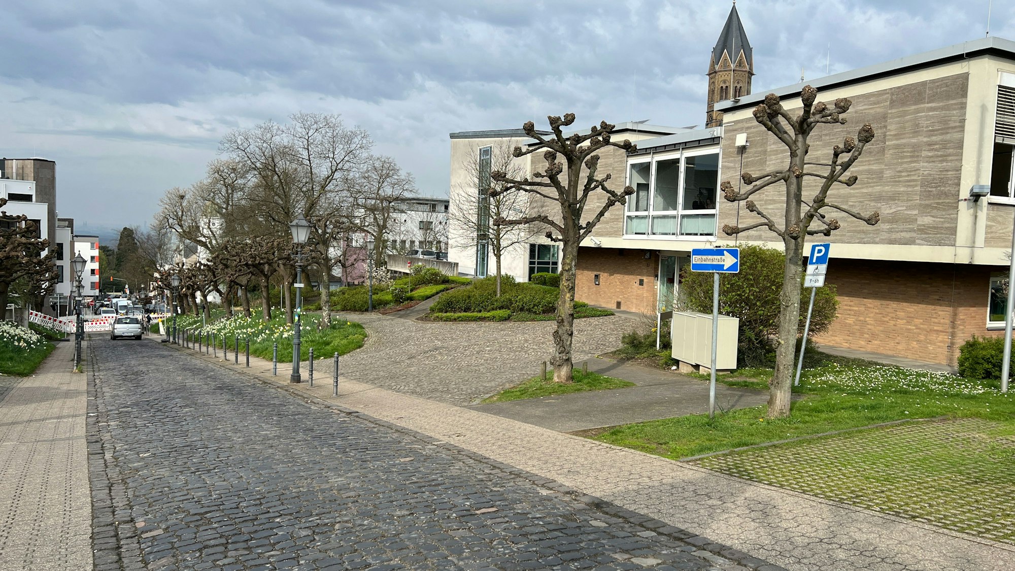 Das Amtsgericht an der zurzeit weitgehend gesperrten Schloßstraße in Bensberg.