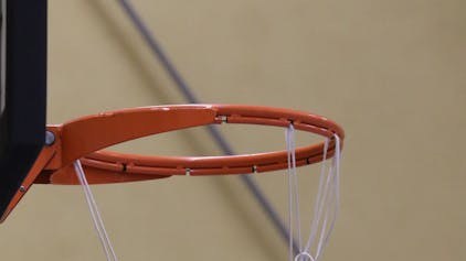 Das Bild zeigt ein Netz an einem Basketballkorb, das völlig kaputt ist.