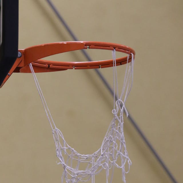 Das Bild zeigt ein Netz an einem Basketballkorb, das völlig kaputt ist.