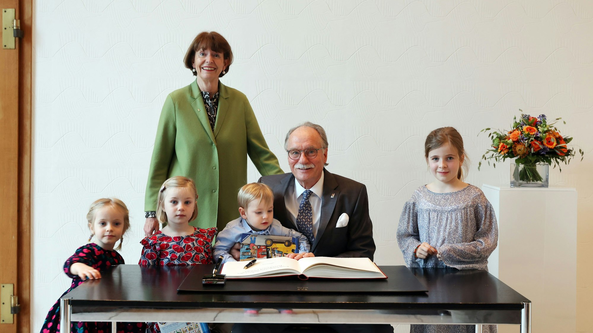 Das Foto zeigt Henriette Reker zusammen mit Bernhard Conin und dessen Enkeln.