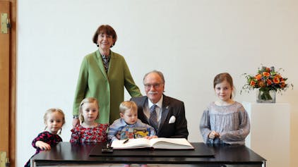 Das Foto zeigt Henriette Reker zusammen mit Bernhard Conin und dessen Enkeln.