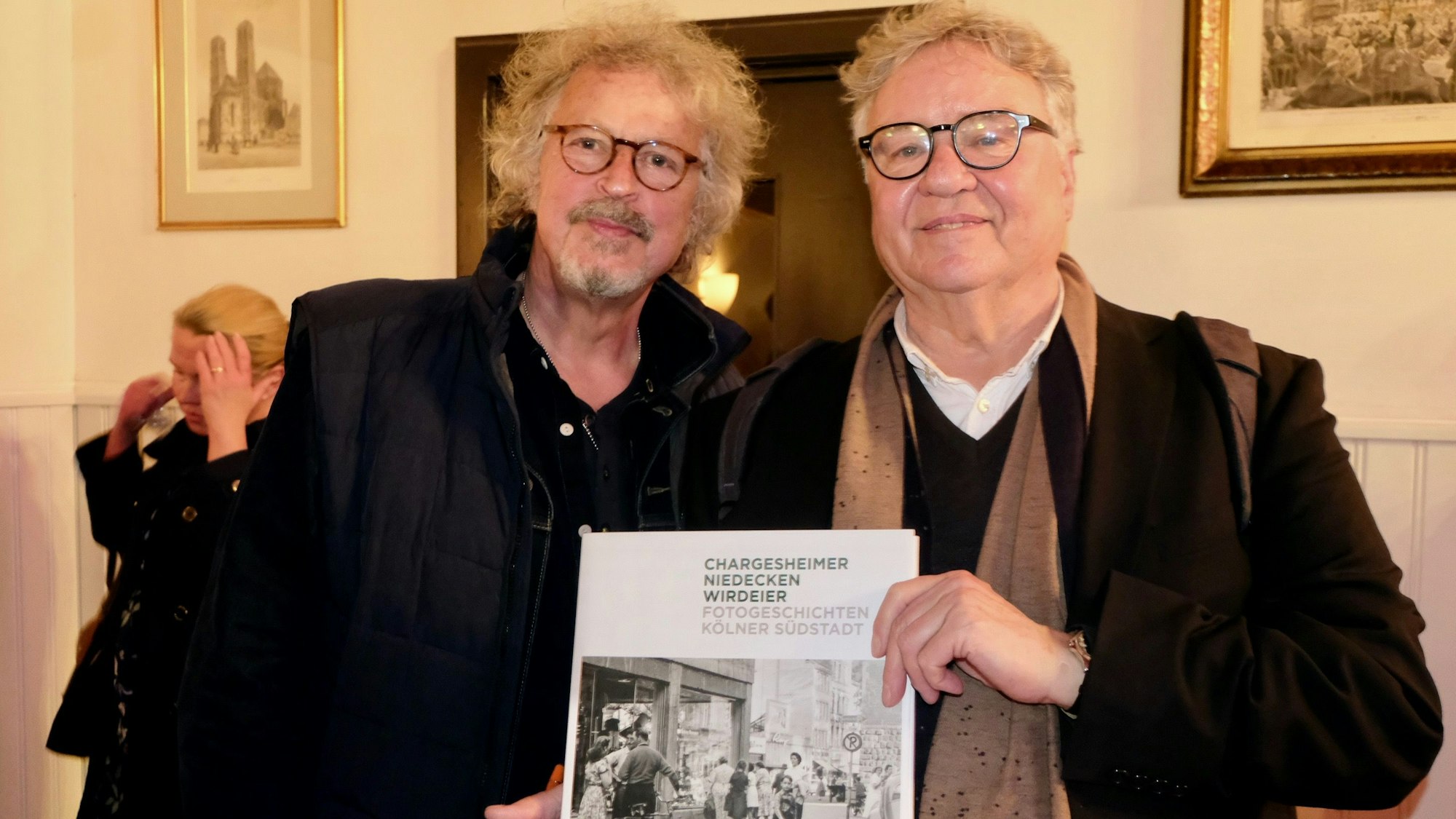 Das Foto zeigt Wolfgang Niedecken und Eusebius Wirdeier mit ihrem neuen Bildband.