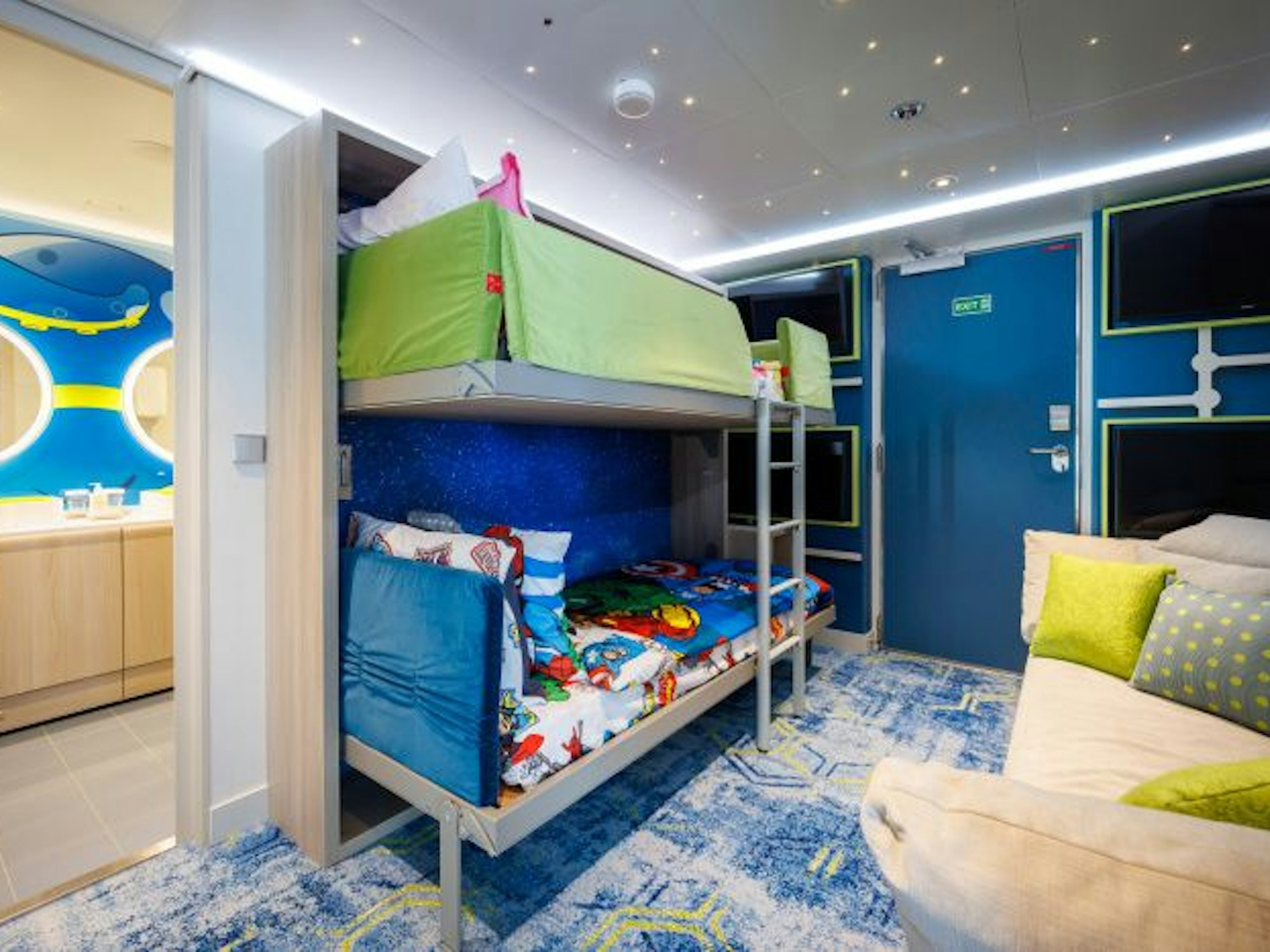 In der 164 Quadratmeter großen Unterkunft gibt es eine gemütliche Kindernische mit Etagenbetten und Fernsehern.