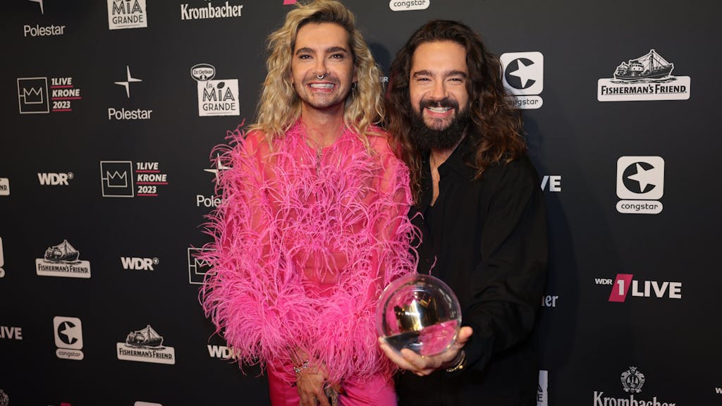 Tom und Bill Kaulitz von der Band Tokio Hotel stehen mit ihrem Preis „Beste Unterhaltung“ nach der Preisverleihung „1Live Krone“ im Lokschuppen Bielefeld.