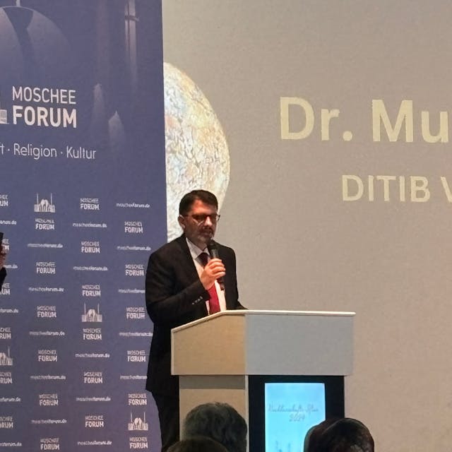 Dr. Muharrem Kuzey, Ditib- Vorstandsvorsitzender im Bundesverband beim Nachbarschafts-Fastenbrechen in der Zentralmoschee.