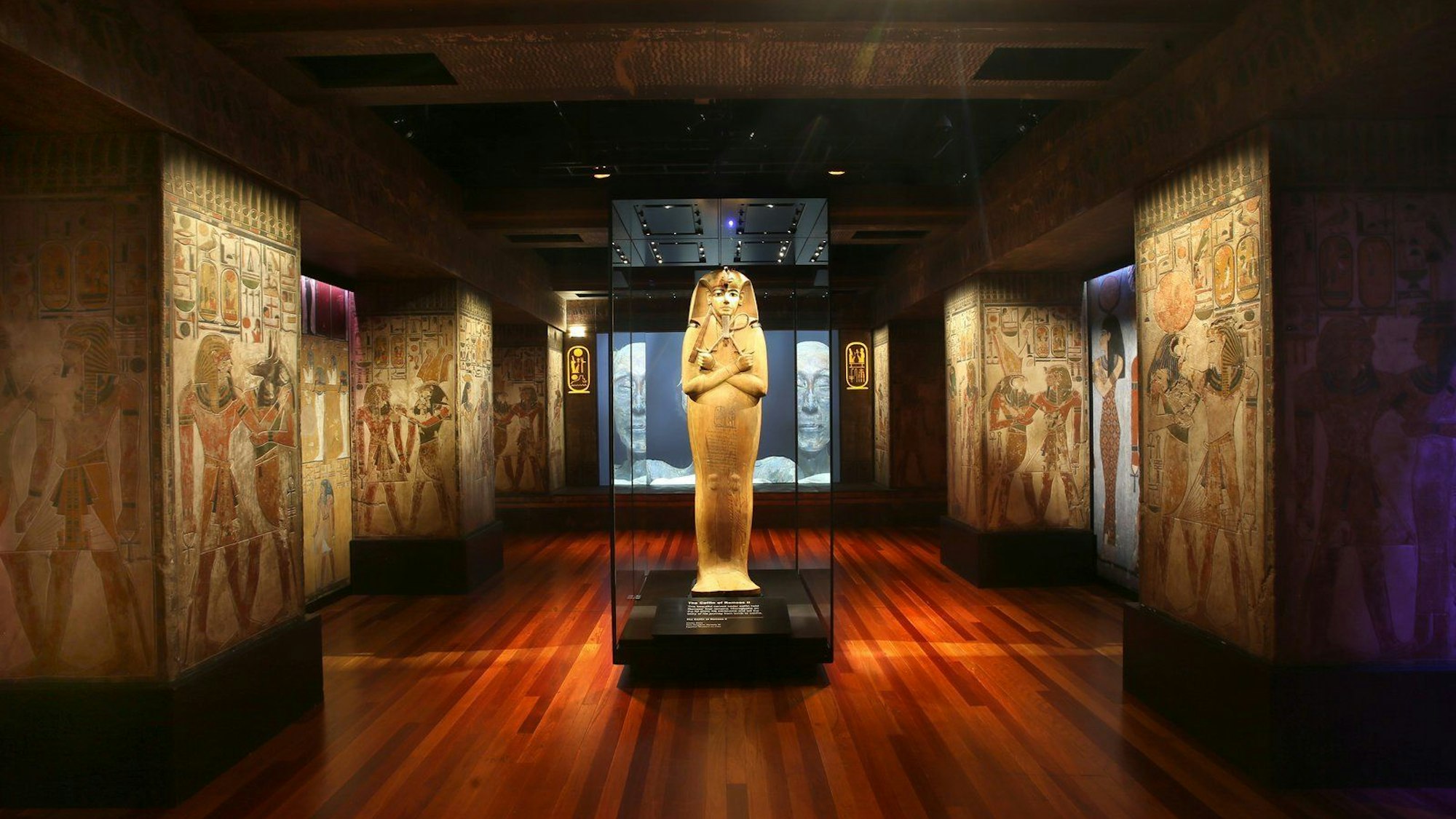 Der Sarg Ramses II in der Ausstellung „Ramses & Das Gold der Pharaonen“, die am 13. Juli nach Köln kommt.