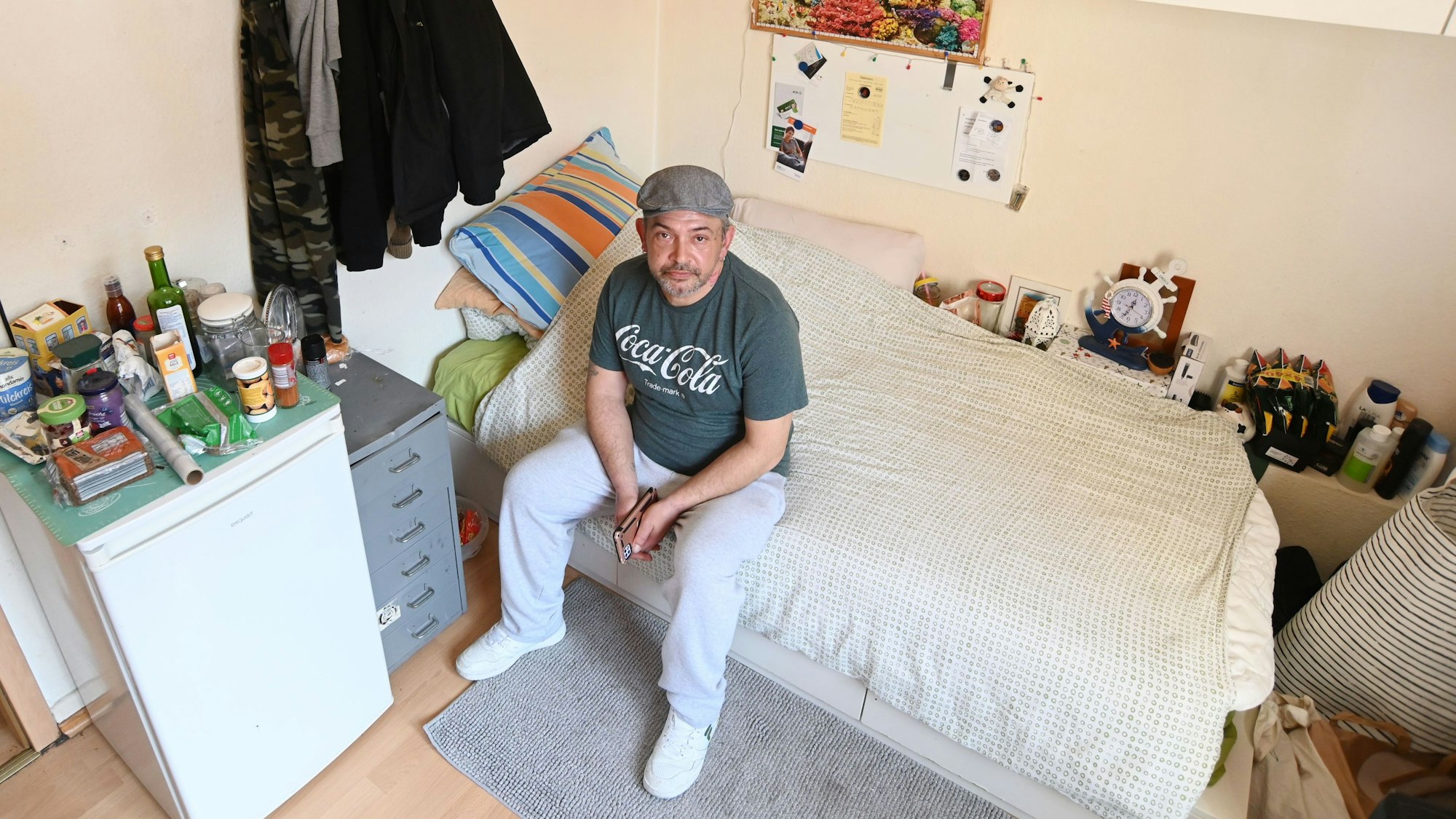 Christian Semerao sitzt auf dem Bett seines Zimmers in der Notschlafstelle für Drogensüchtige in der Cranachstraße.