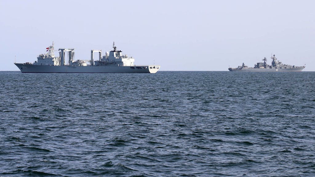 Chinesisches Nachschubschiff (902) vom Typ 903A der Volksbefreiungsarmee (PLAN), hier Mitte März im Golf von Oman bei einer Gefechtsübung: Taiwan meldet eine Rekordzahl chinesischer Kampfjets, vor der Küste wurden mehrere Marineschiffe entdeckt.