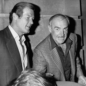 Roger Moore und Sean Connery in den 1980er Jahren.