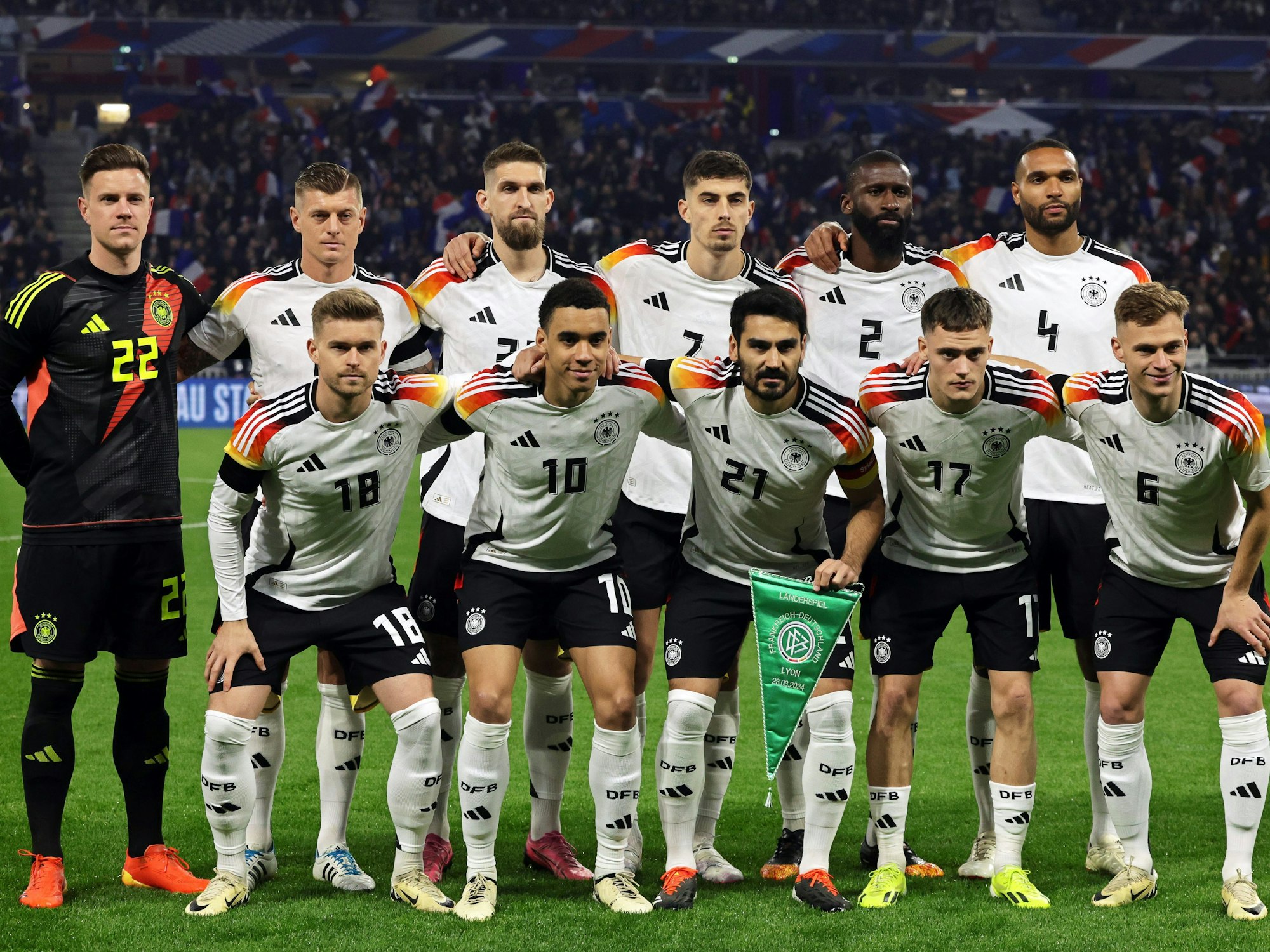 Deutschlands Spieler stehen vor Spielbeginn für das Teamfoto zusammen.