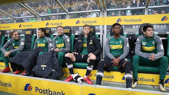 Eine Bank von Borussia Mönchengladbach mit Spielern auf den Stühlen.