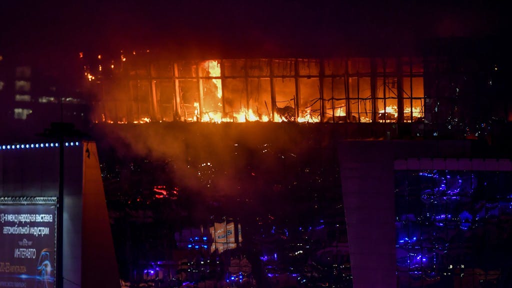 Ein massiver Brand ist über dem Crocus City Hall am westlichen Rand von Moskau zu sehen.