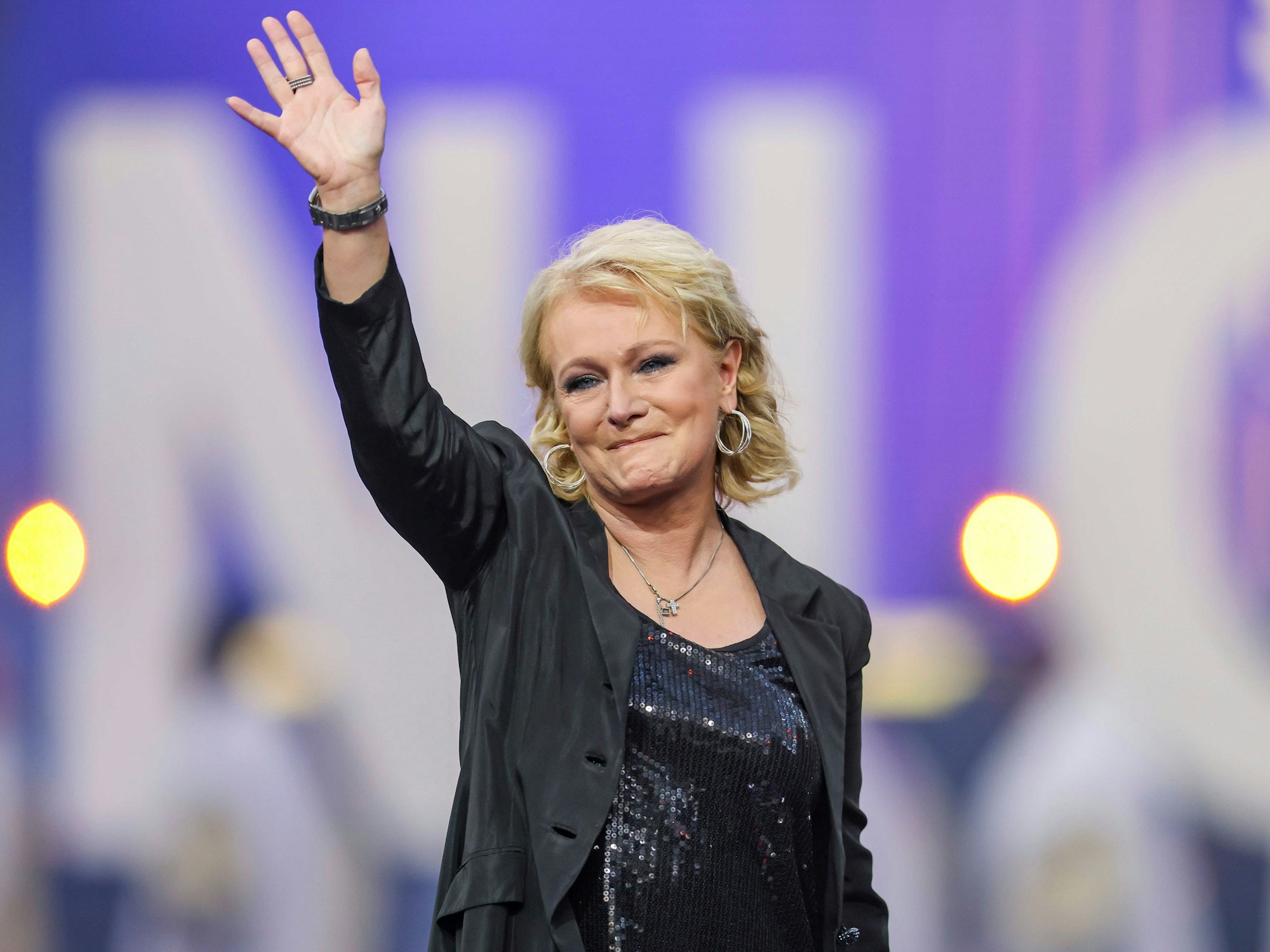 Sängerin Nicole steht in der Show „Das große Schlagercomeback“ auf der Bühne, hier im Juli 2022 in Leipzig.