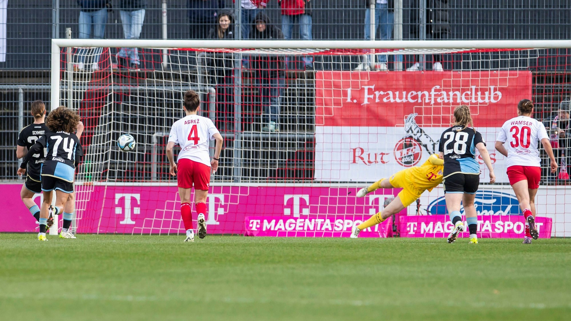 Elfmeter-Tor beim Spiel der Frauen-Bundesliga zwischen dem 1. FC Köln und dem 1. FC Nürnberg.
