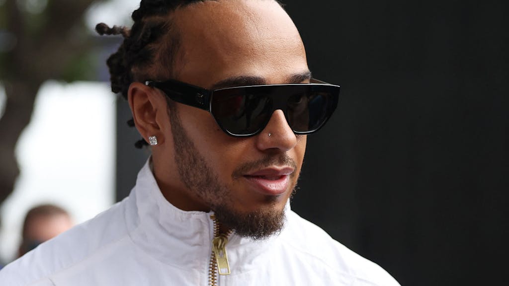 Lewis Hamilton kommt mit Sonnenbrille ins Fahrerlager.&nbsp;