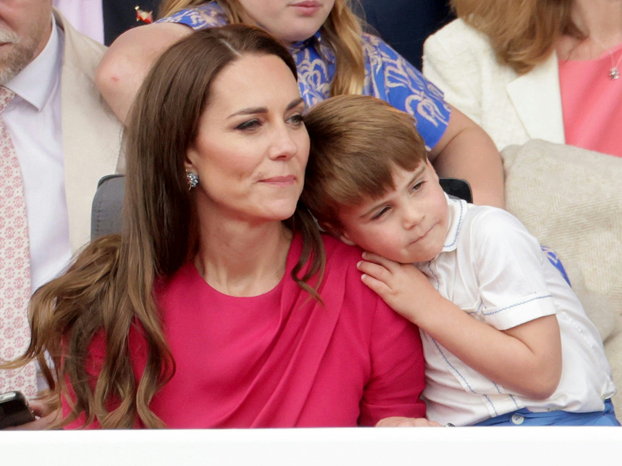 Prinz Louis lehnt sich im Juni 2022 an Kate, Prinzessin von Wales, während eines Festumzugs zum Platinjubiläum vor dem Buckingham Palace.