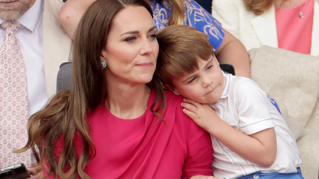 Prinz Louis lehnt sich im Juni 2022 an Kate, Prinzessin von Wales, während eines Festumzugs zum Platinjubiläum vor dem Buckingham Palace.