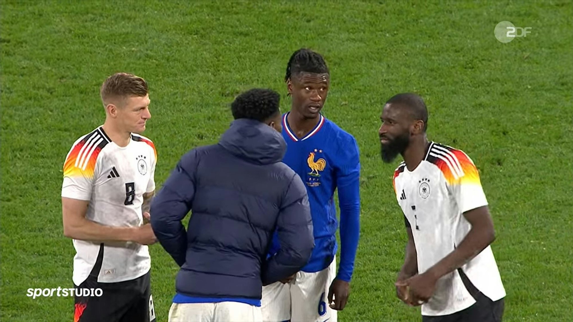 Toni Kroos, Aurélien Tchouaméni, Eduardo Camavinga und Antonio Rüdiger sprechen amRande des Länderspiels zwischen Frankreich und Deutschland.