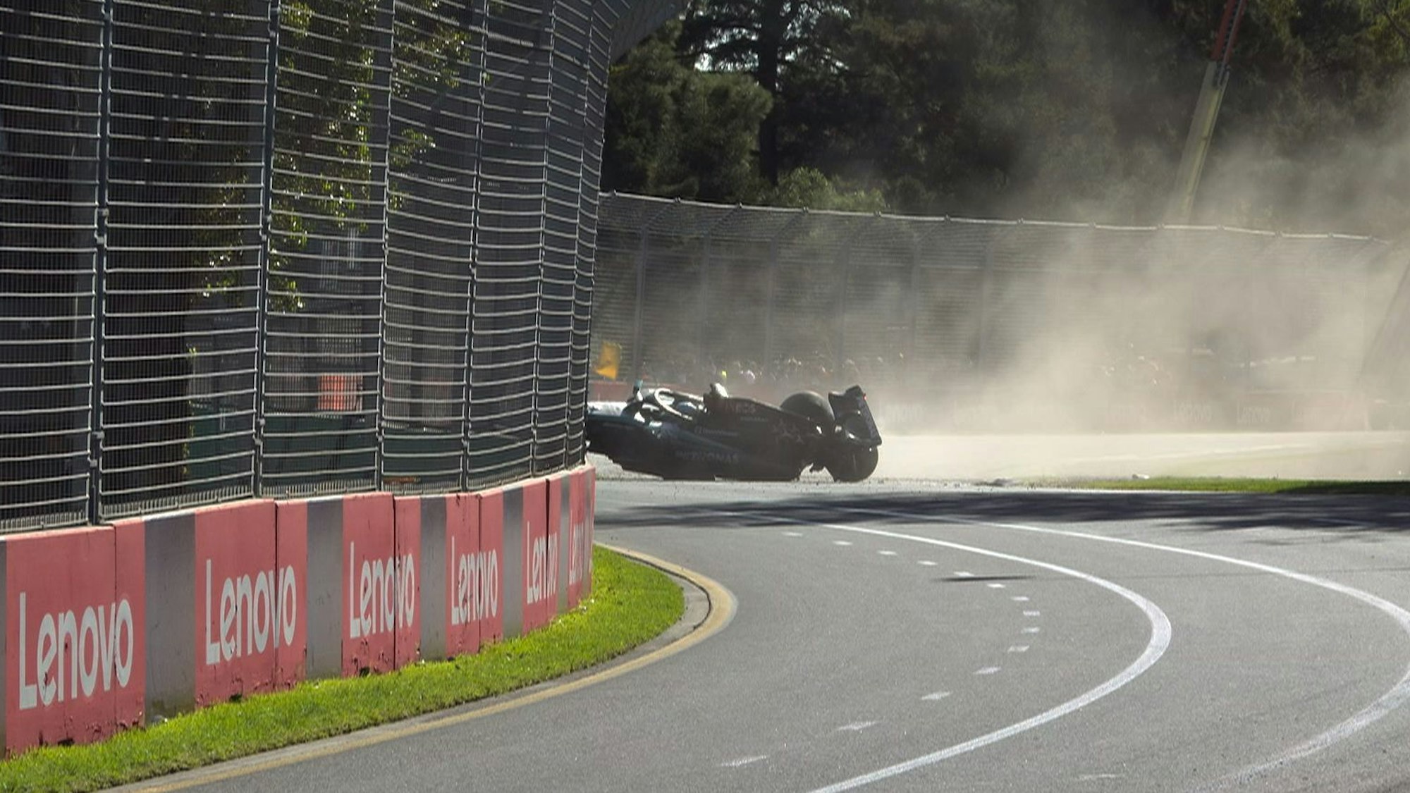 George Russell liegt mit seinem verunfallten Boliden beim Rennen der Formel 1 in Australien auf der Strecke.