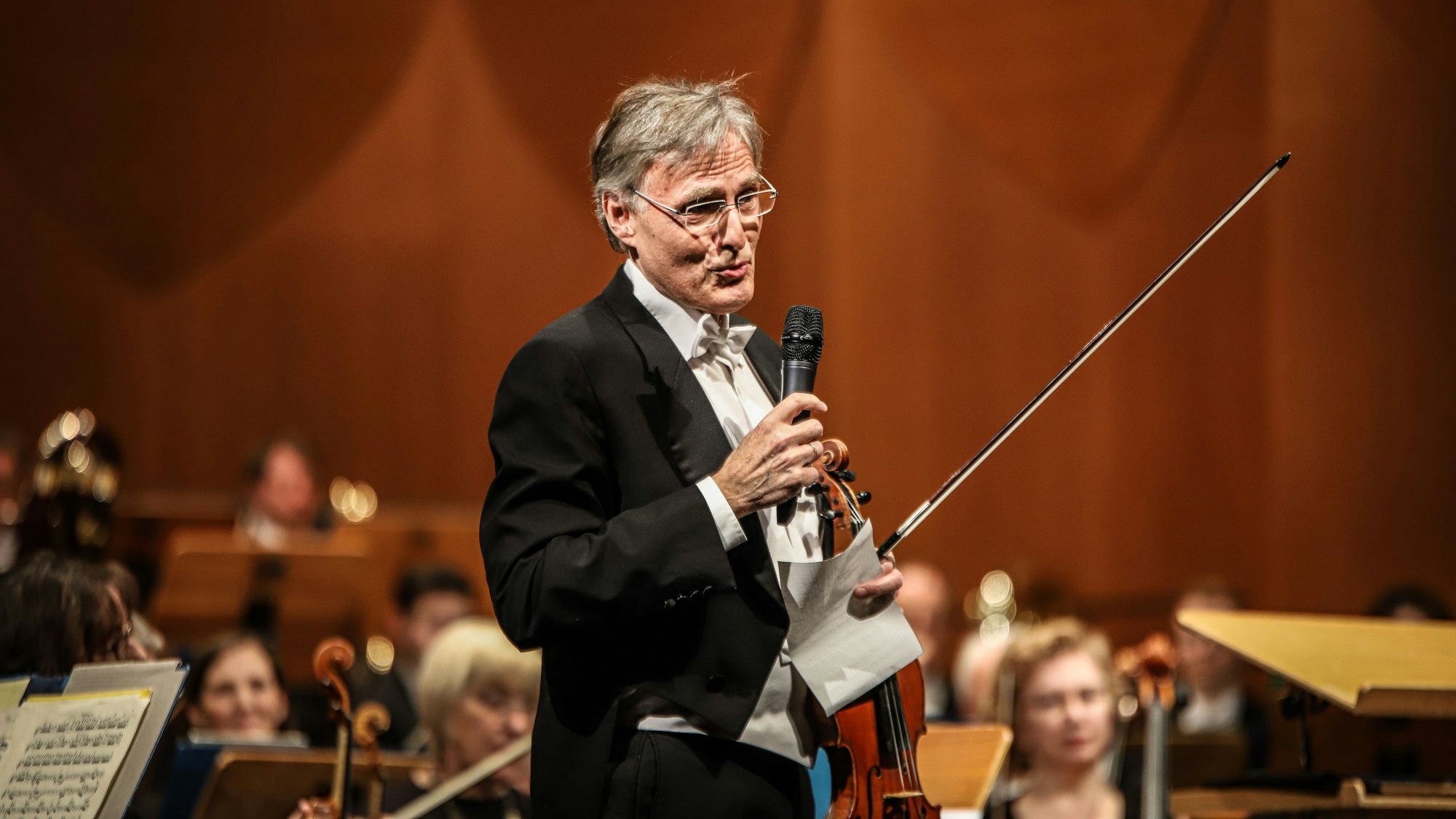 Konzert „120 Jahre Bayer Philharmoniker“ im Erholungshaus, Konzertmeister Martin Haunhorst an der Violine.