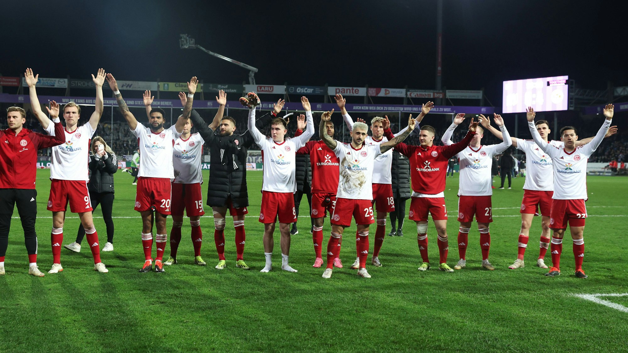 Die Spieler von Fortuna Düsseldorf jubeln mit ihren Fans.