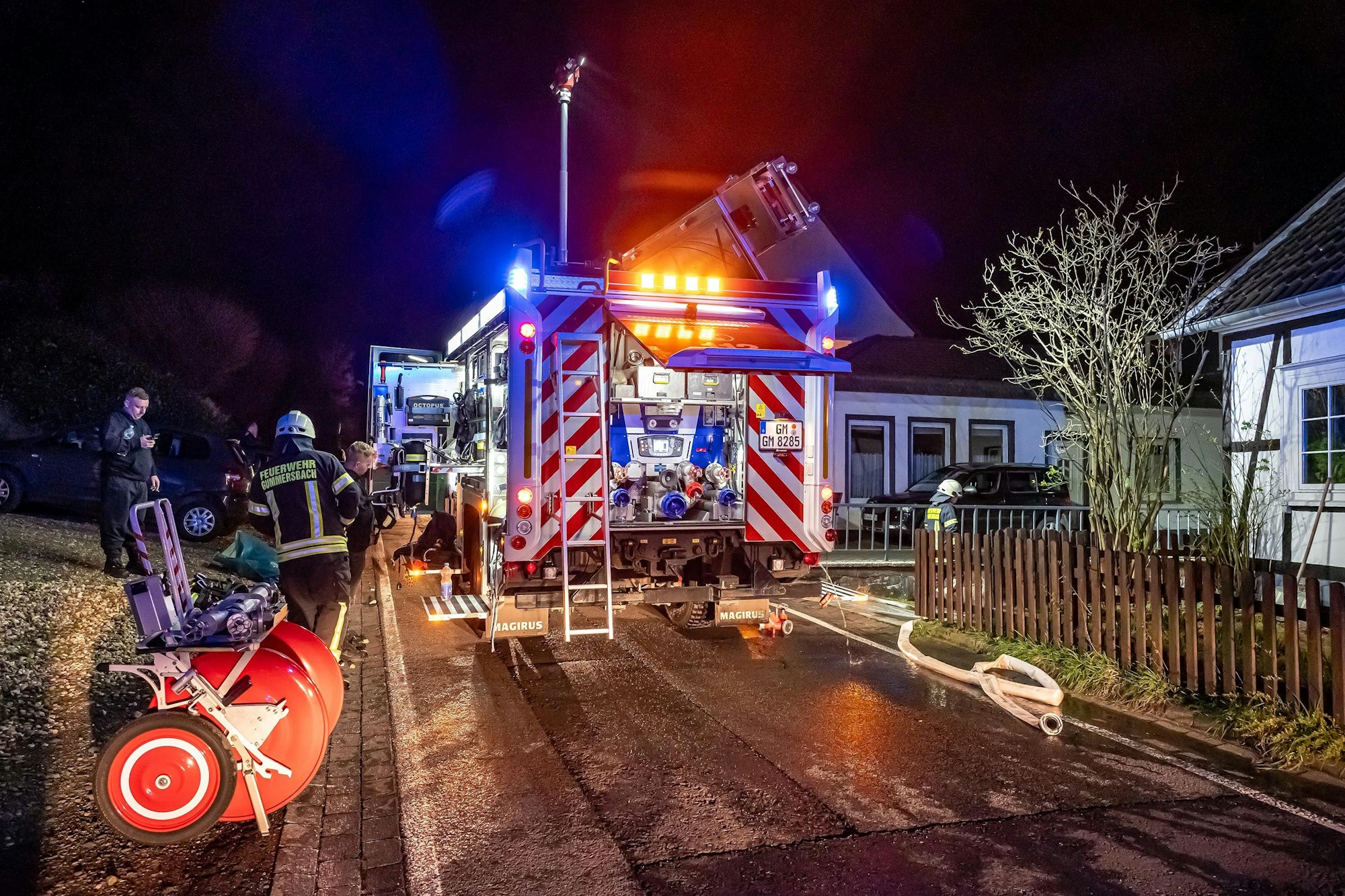 Die Feuerwehr löscht einen Brand in einem Mehrfamilienhause in Lobscheid.