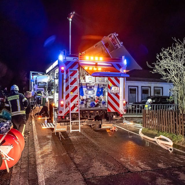 Die Feuerwehr löscht einen Brand in einem Mehrfamilienhause in Lobscheid.