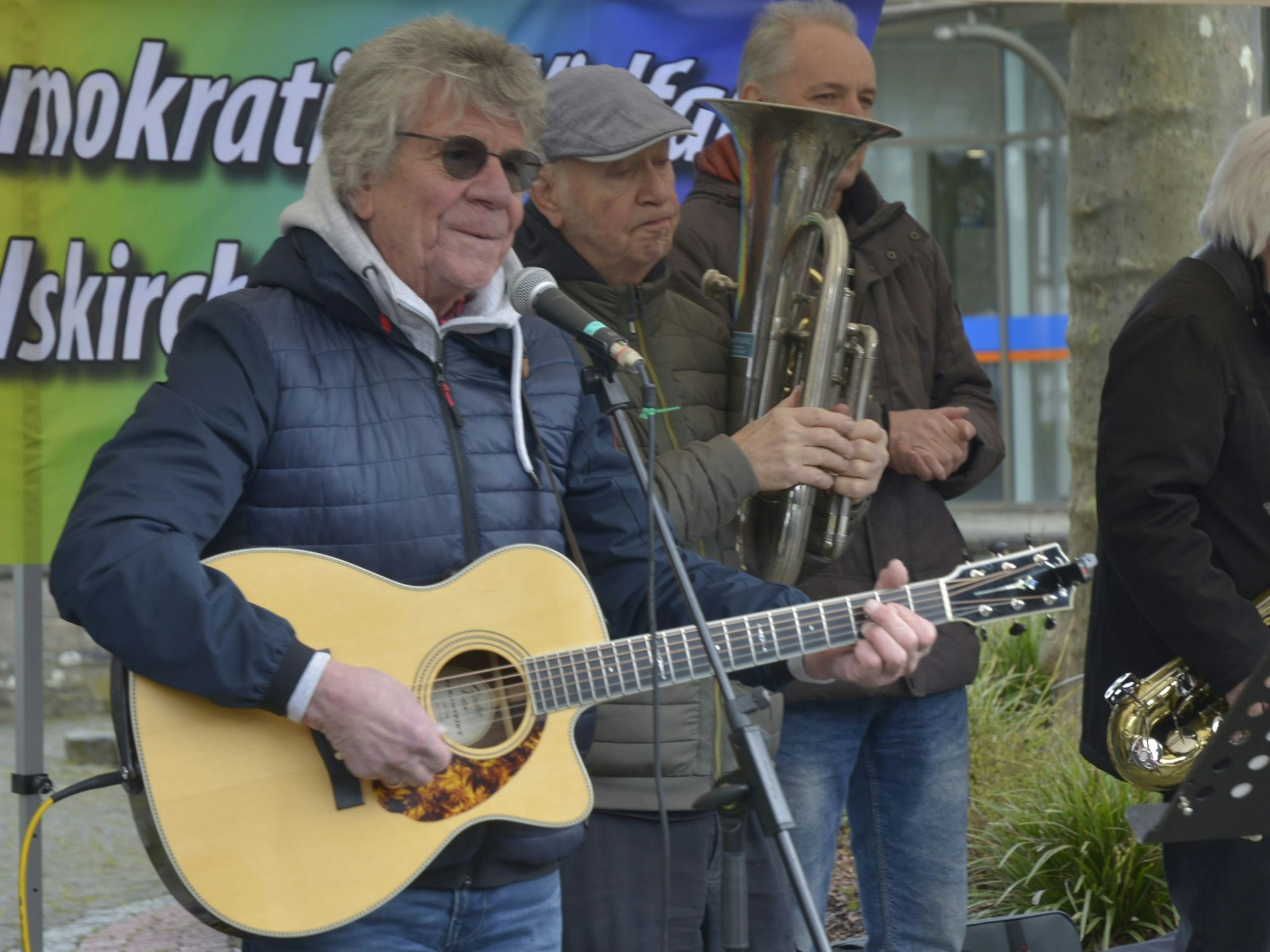 Auf dem Edmund-Schiefeling-Platz in Engelskirchen singt der frühere Bläck-Fööss-Gitarrist Bömmel Lückerath die Hymne „Unser Stammbaum“.